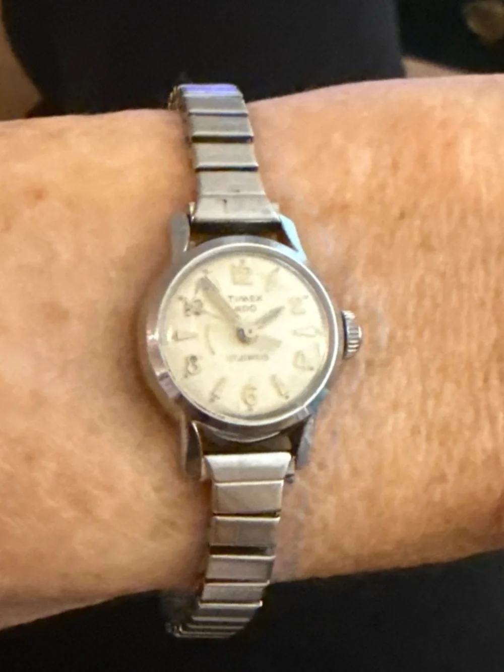 Vintage Timex 400 Hand-Winding Mechanical Watch Women 17 Jewels Silver Stretch.